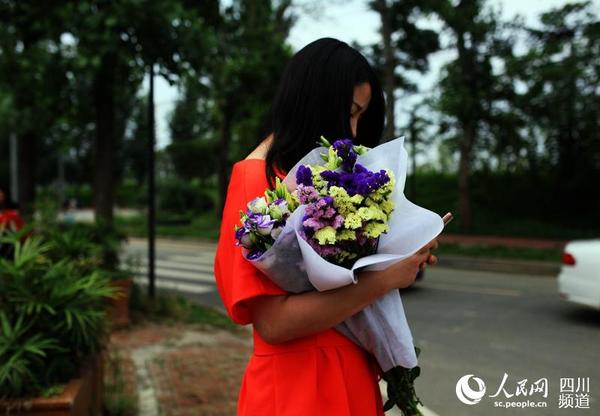 为自己买一束心仪已久的鲜花。（朱虹 摄）