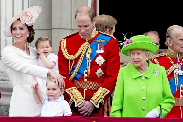 英女王穿绿屏外套出席90岁生日庆典,晕倒的