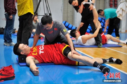 李根跟随中国男篮备战里约奥运会。中新社记者 刘冉阳 摄