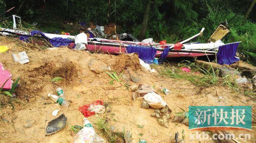 ▲事故现场一片狼藉,涉事大巴的车顶盖仍遗留在路基下方的斜坡上。