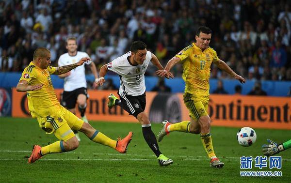 　　6月12日，德国队球员厄齐尔（中）在比赛中射门。
