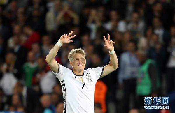 6月12日,德国队球员施魏因施泰格在比赛中庆祝进球。