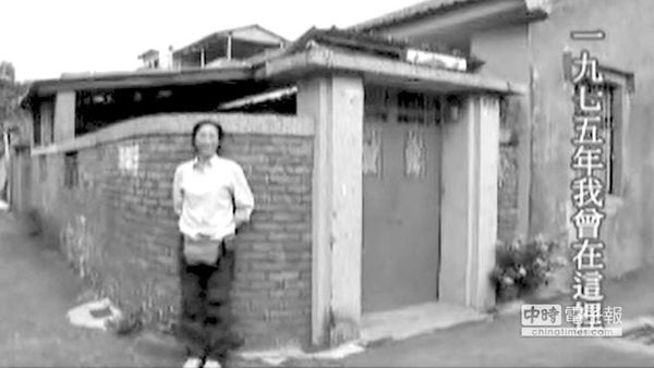 洪素珠曾花2个月时间独自掌镜剪辑，完成《走入1975记忆里的眷村纪录片》，片中除和荣眷有说有笑，还坦言自己小时住眷村，如今却飙骂外省人，反差极大。图片来自台湾《中国时报》