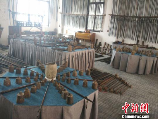 任泽新收藏的杆秤和秤砣。　吕文岩　摄