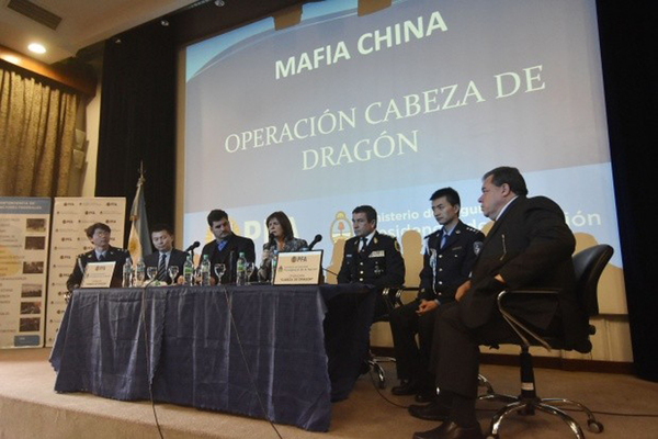 阿根廷平安部长帕特里夏·布利里奇与中国特派警员出席“冲击‘貔貅’犯罪团伙”步履的记者发布会。（网页截图）