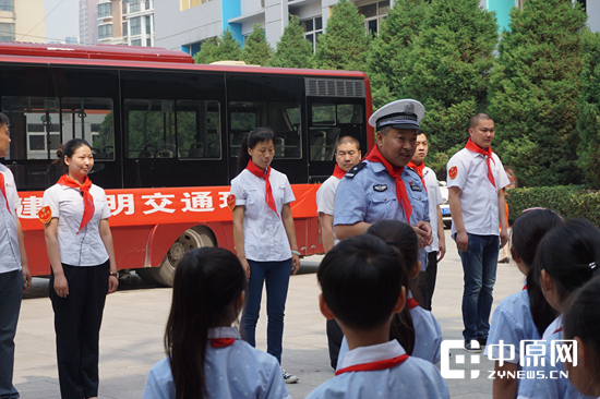 崔警官讲授安全知识