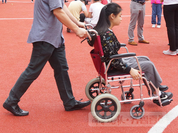 1900公里,广州盲人女生坐轮椅来考青岛盲校