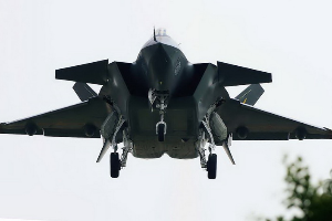 凤凰军机处:我们该如何与拥枪的美国比尚武|凤