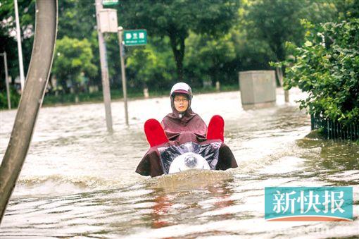 ■市民在积水中骑车。
