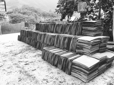 挨家挨户收集来的旧瓦片。