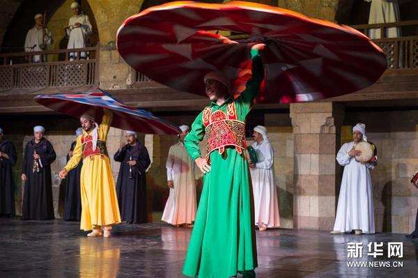 6月13日，舞者在埃及首都开罗固丽宫表演苏菲舞。新华社记者 孟涛 摄
