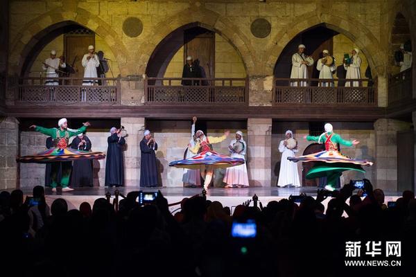 6月13日，舞者在埃及首都开罗固丽宫表演苏菲舞。新华社记者 孟涛 摄