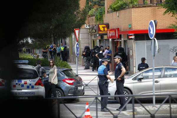 西班牙一差人在中餐馆与警方持枪坚持8小时后自杀。（网页截图）
