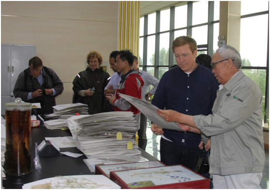 　　科学家考察团参观沙漠种质资源标本展示