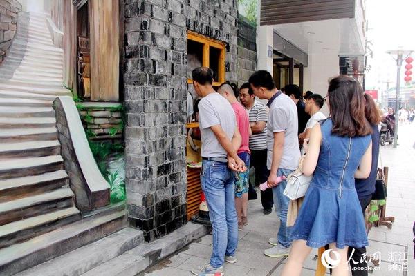 吴超的绘画吸引了路过市民及游客驻足欣赏。张丽玮 摄