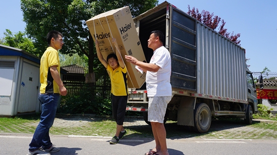 (苏宁快递员在配送货物的过程中)