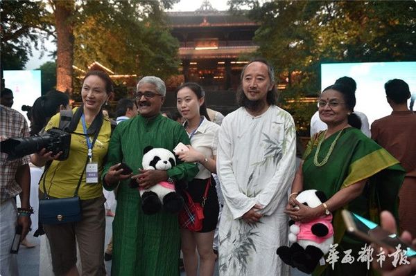 瑜伽大师空降都江堰 中国(成都) 印度国际瑜伽