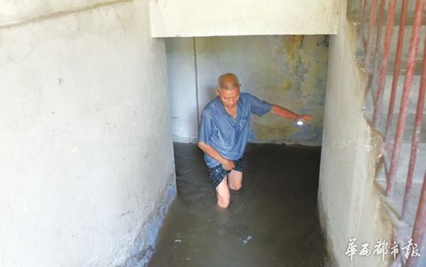 爆管附近一小区地下自行车库被淹。