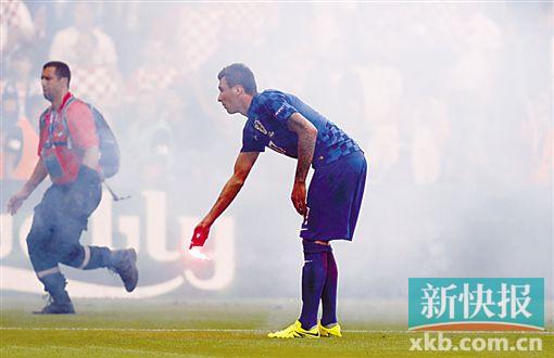 ■克罗地亚球员也帮助清理焰火。