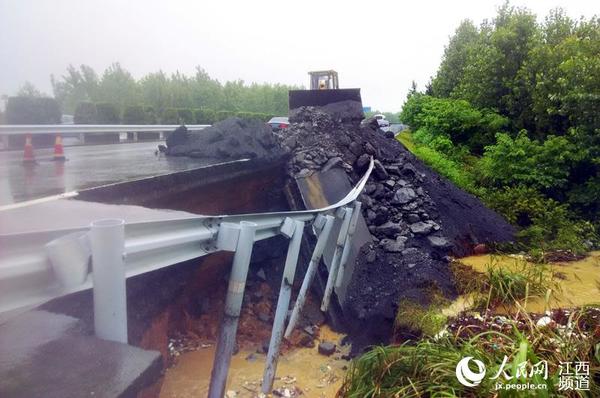 九景高速一处路肩受强降雨影响塌陷，高速养护部门冒雨进行抢修。