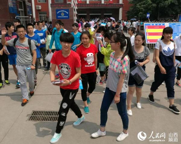 考生们走出考场 刘啸宇摄