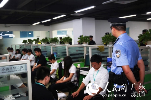 警方抓获犯罪嫌犯人。林一程 摄
