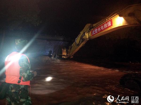 武警水电二总队官兵开赴景德镇抗洪抢险。