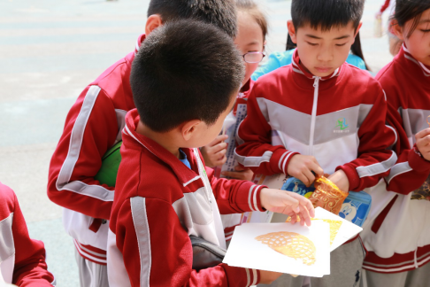 图片：孩子们品尝亲手“画”的煎饼