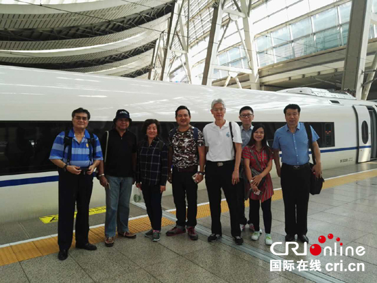 泰国记者报人协会代表团乘坐高铁赴天津
