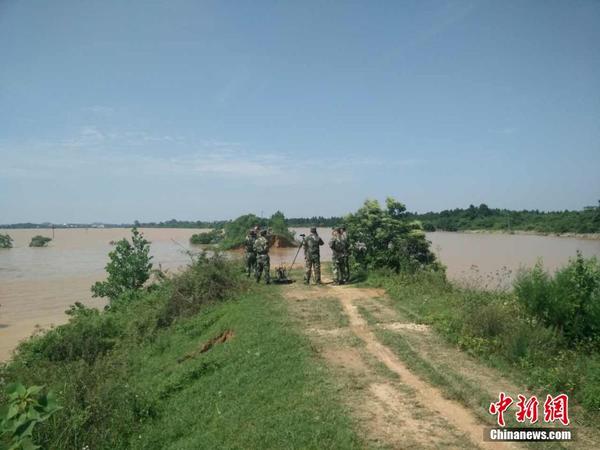 江西鄱阳县滨田水库泄洪道河堤出现溃口