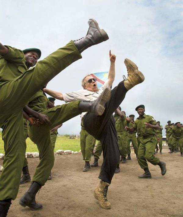 　　2013年，霍华德在刚果（金）。（图片来源：《大西洋月刊》）