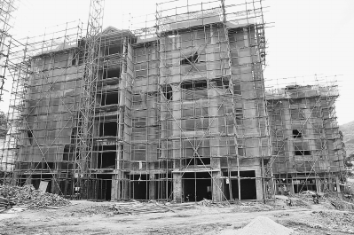 右下图：五云村列入“幸福家园”试点后建设的居民楼。