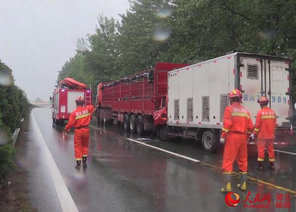 雨天路滑致高速两货车追尾 孝感消防救出被困