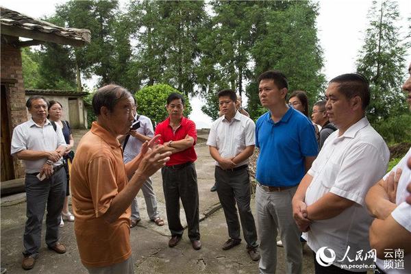 朱德卫士、秘书徐建柱(左一)回忆往昔岁月。人民网 薛丹 摄