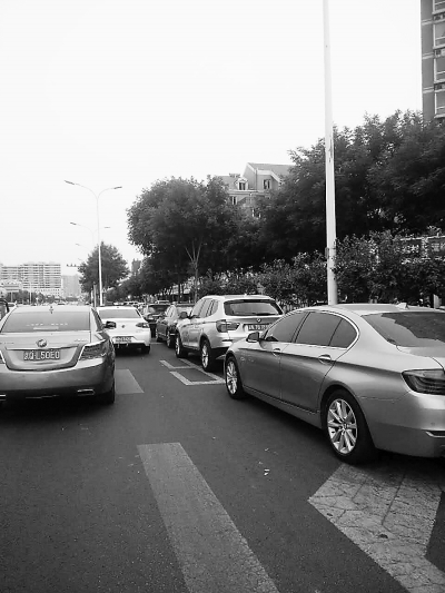 主路辅路都成了停车场