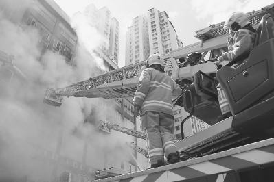 消防员在火灾现场作业。新华社发