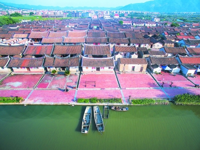 渡口就在家门外，方正的埭美村村落格局500多年没有变样，全靠村民的自觉。