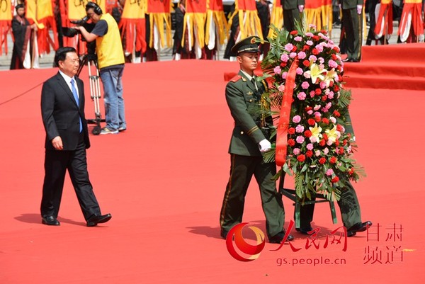 甘肃省委书记王三运向伏羲庙敬献鲜花(刘海天 摄)