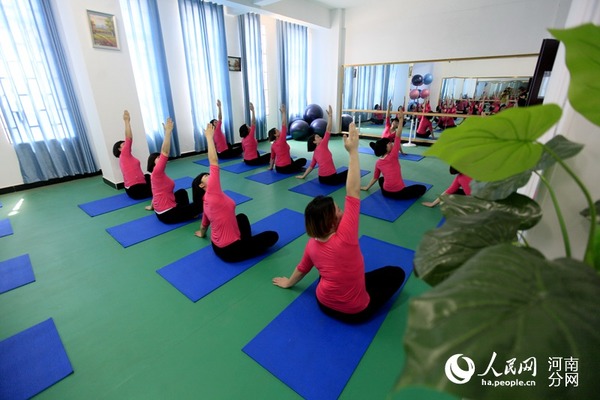 河南省女子强制隔离戒毒所内的戒毒人员在瑜伽室内练习瑜伽