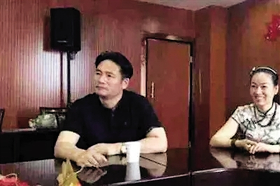 陈永东(左)现在想为孩子们找到父母。