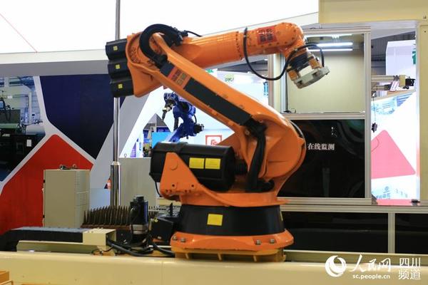 2016中国·成都全球创新创业交易会，展出的工业4.0智能制造设备。（朱虹 摄）