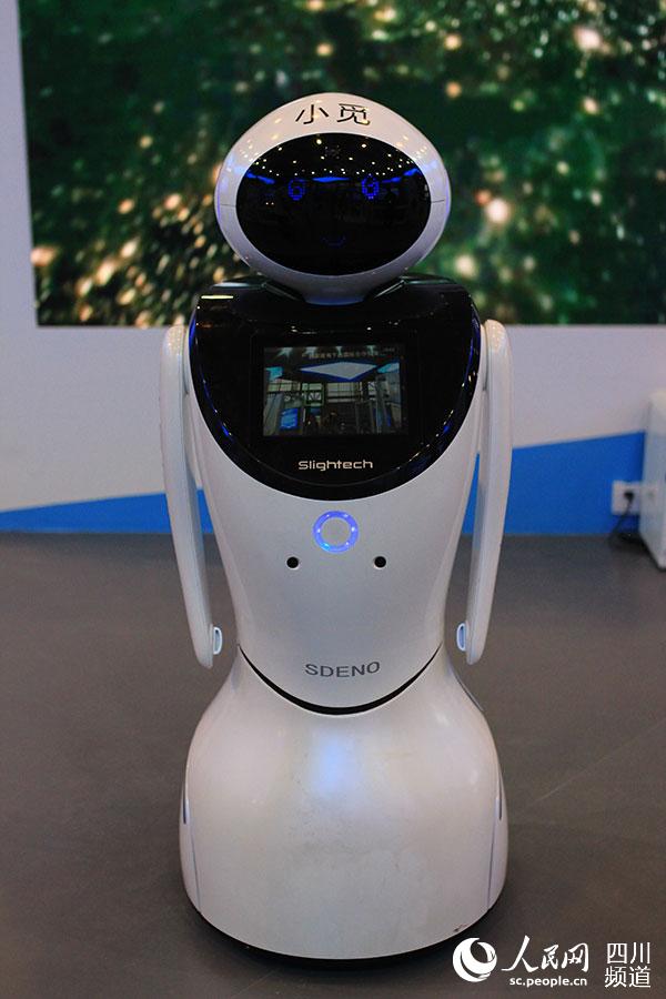 2016中国·成都全球创新创业交易会，现场展出的智能机器人。（朱虹 摄）