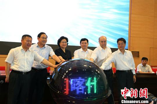 参加启动仪式的各位领导共同启动水晶球，中国喀什网正式上线开通。　王小军 摄