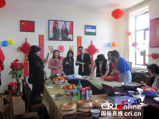 2015年2月春节孔院教师和学生包饺子