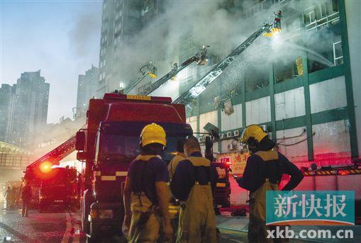■23日,消防员在火灾现场作业。新华社发