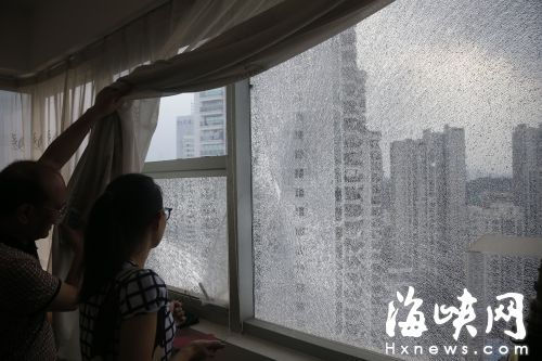 20日，福州华林星座20层一住户的玻璃因天气太热爆裂。（图片来源：海峡都市报）