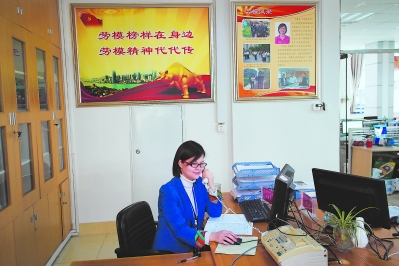陈建萍在前埔北社区办公室与居民沟通交流.(资料照片)