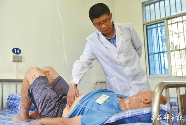 资阳强制隔离戒毒所HIV病毒病区内，医生李左梁对一名学员进行治疗。
