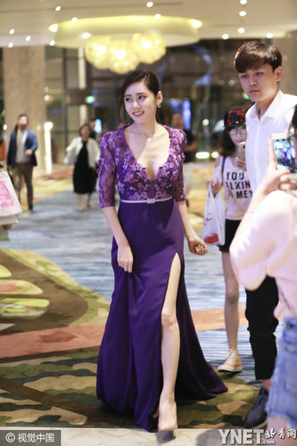 秋瓷炫紫色深V开叉长裙大秀身材 遭粉丝一路跟拍