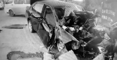 轿车严重损毁 N11